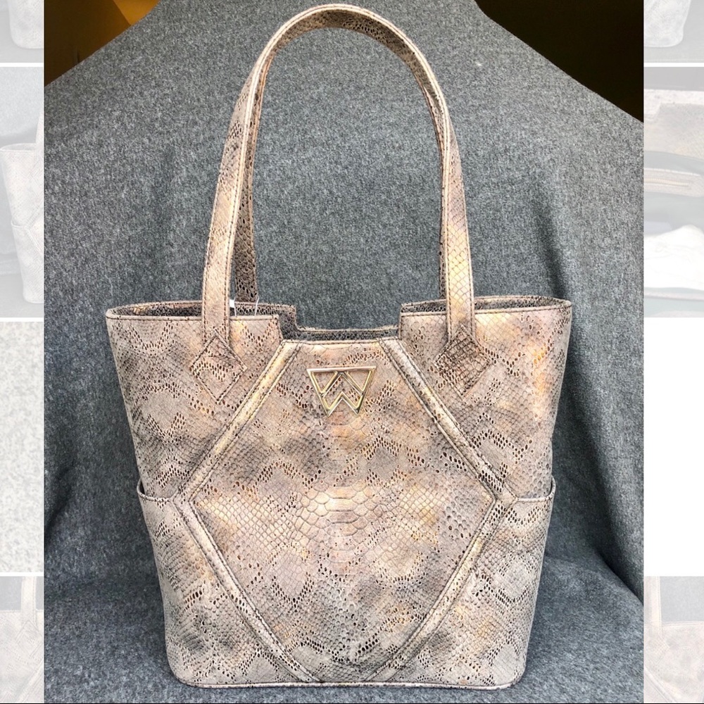 Kelly Wynne Paint The Town Tote in Goal Digger
